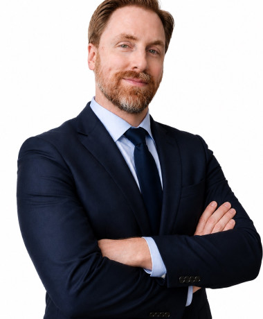 Portrait of Niclas Hansemark (suit & white background)
