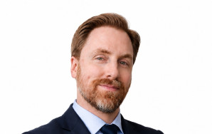 Portrait of Niclas Hansemark (suit & white background)