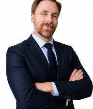 Portrait of Niclas Hansemark (suit & white background)