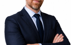 Portrait of Niclas Hansemark (suit & white background)