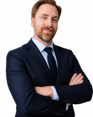 Portrait of Niclas Hansemark (suit & white background)