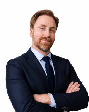 Portrait of Niclas Hansemark (suit & white background)