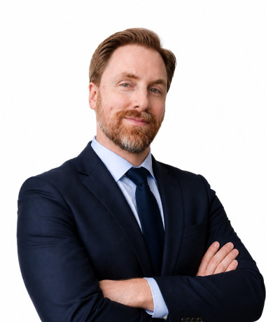 Portrait of Niclas Hansemark (suit & white background)