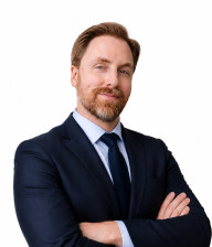 Portrait of Niclas Hansemark (suit & white background)