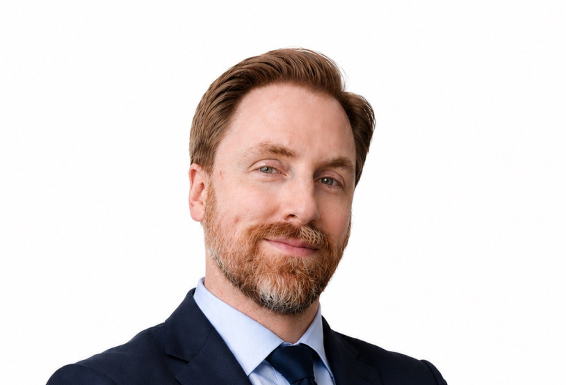 Portrait of Niclas Hansemark (suit & white background)