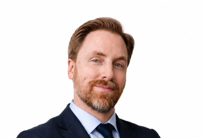 Portrait of Niclas Hansemark (suit & white background)