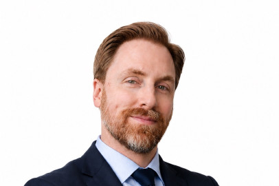 Portrait of Niclas Hansemark (suit & white background)
