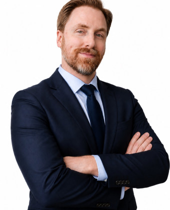 Portrait of Niclas Hansemark (suit & white background)