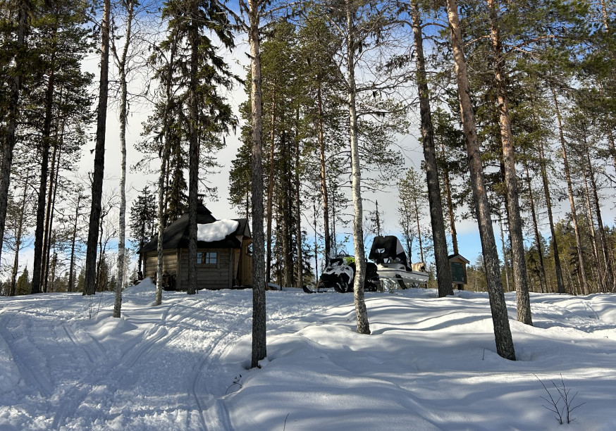 bild på en grillkåta i snön