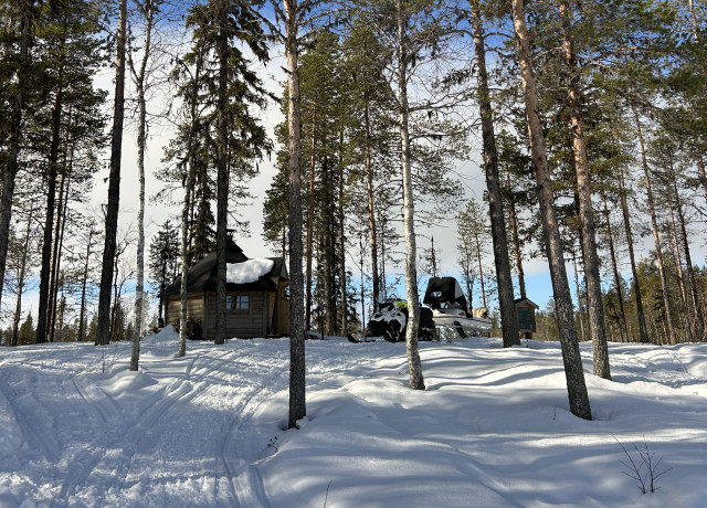 bild på en grillkåta i snön