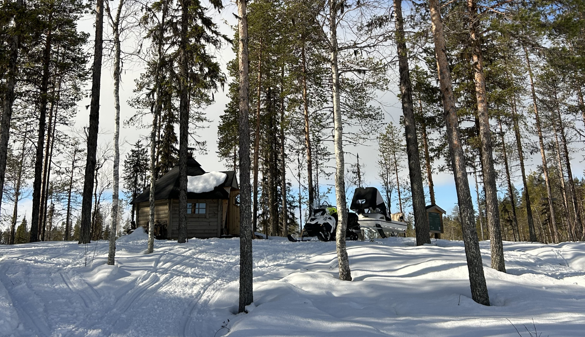 bild på en grillkåta i snön